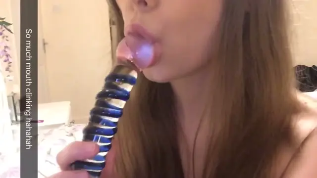 OreoBaby - Brune en bas résille avec un gode bleu transparent