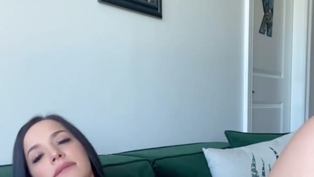 Chrissyknox - Brune nue qui se caresse sur le canapé vert