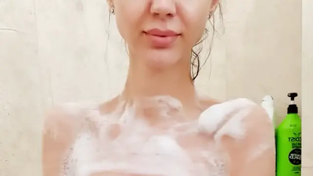 Calinlive - Brune sensuelle sous la douche