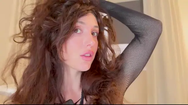 Cleopatra_sinns - Brune aux gants résille qui suce un gode
